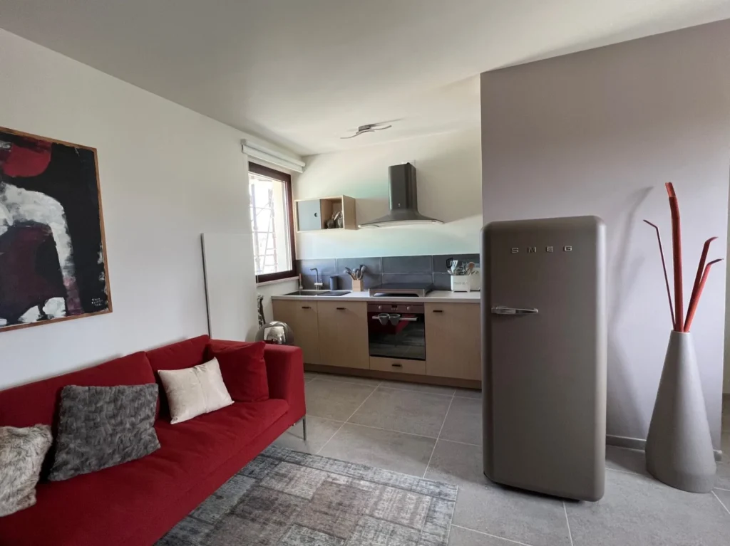 Gualdo the kitchen with the couch in the front