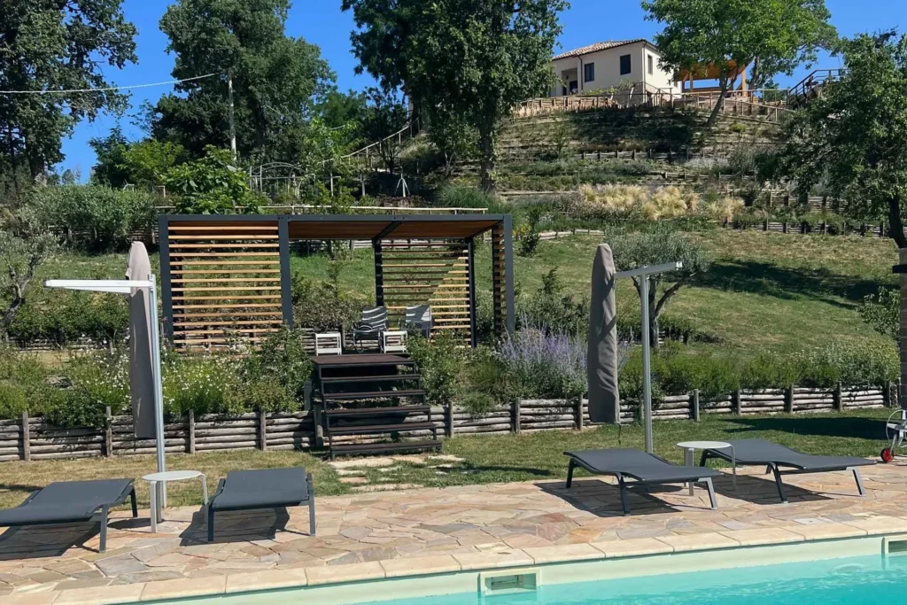 Swimmingpool poolhouse with the garden and house in the back